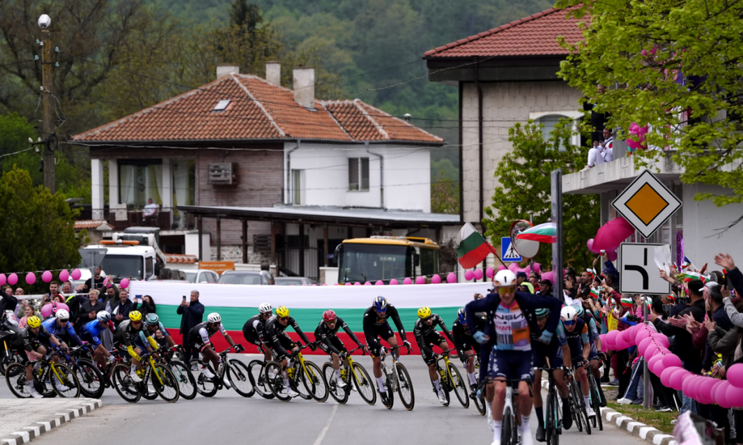 Torrential Rain and Crashes Shake Up Giro d’Italia Stage 2: Silva Takes Sprint Victory and Pink Jersey