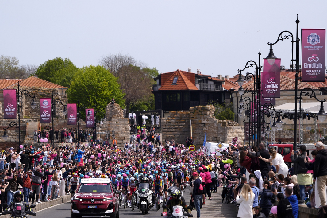 Maglia Rosa Battle Officially Underway: Magnier Breaks Free in Chaos to Ignite 2026 Giro d’Italia Opener on the Black Sea Coast